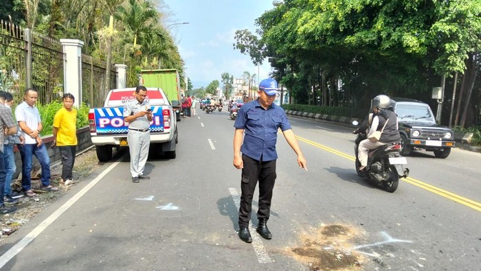Polisi melakukan olah TKP di lokasi laka lantas Jalan Soeparjo Rustam, Purwokerto Selatan, Kabupaten Banyumas, Rabu (25/6/2025).