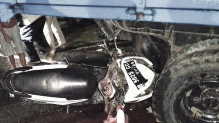 Sepeda motor yang ditunggangi tiga pelajar di Tarakan ringsek usai menabrak truk parkir, Selasa (24/6/2025). 1 orang tewas, 2 lainnya luka-luka.