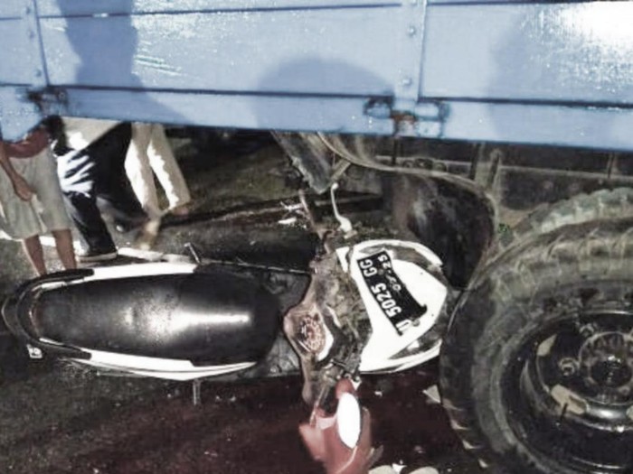 Sepeda motor yang ditunggangi tiga pelajar di Tarakan ringsek usai menabrak truk parkir, Selasa (24/6/2025). 1 orang tewas, 2 lainnya luka-luka.