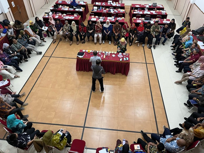 Pelatihan yang digelar di Wisma Pendawa Kemensos ini mencakup materi seputar Activity Daily Living (ADL), Orientasi Mobilitas (OM), serta Baca Tulis Braille.