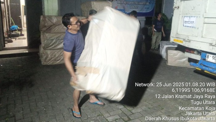 Kemensos Salurkan Bantuan ke Warga Terdampak Banjir Rob di Jakut