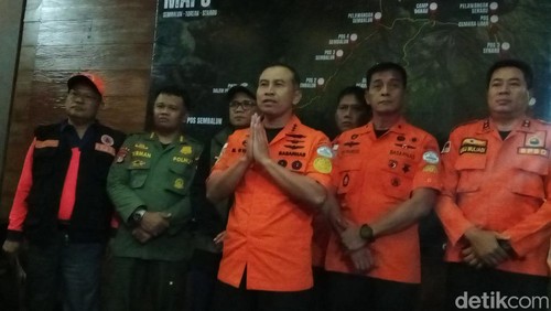 Kepala Basarnas Muhammad Syafii memberikan keterangan pers di Pos Gabungan di Sembalun,Lombok Timur, Rabu (25/6/2025).