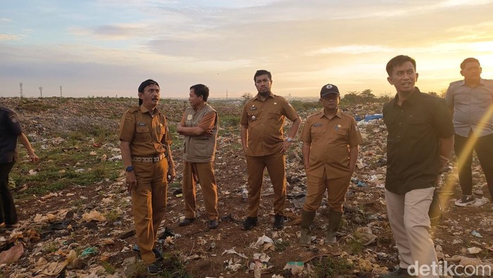 Kepala DLH Makassar Helmy Budiman (baju hitam) saat meninjau TPA Antang, Kecamatan Manggala.