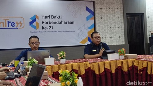 Kepala Kanwil DJPb Provinsi NTT, Adi Setiawan, memberikan keterangan pers di Kupang, Rabu (25/6/2025).