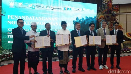 Penandatanganan nota kesepahaman kerjasama strategi pengembangan kawasan industri e-mobility berbasis teknologi Korea di Bali pada Rabu (25/6/2025).