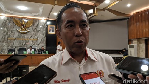 Ketua Komite Olahraga Nasional Indonesia (KONI) Provinsi NTB Mori Hanafi seusai rapat persiapan PON di Kantor Gubernur NTB, Rabu (25/6/2025). (Foto: Ahmad Viqi/detikBali)