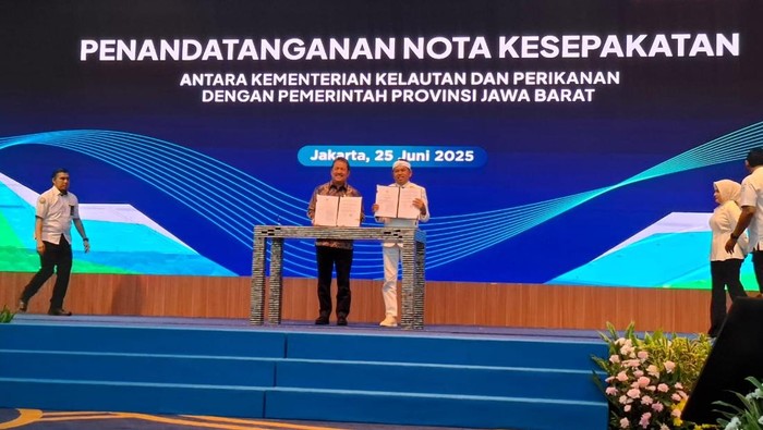 Menteri Kelautan dan Perikanan (MKP) Sakti Wahyu Trenggono menandatangani nota kesepakatan (MoU) dengan Gubernur Jawa Barat (Jabar) Dedi Mulyadi.