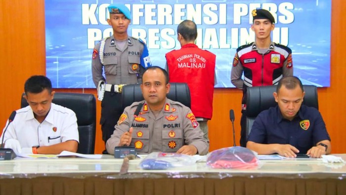 Pria di Kabupaten Malinau, Kalimantan Utara, TI (46) ditangkap polisi. Ia mencabuli anak kandungnya sejak 2015, dengan cara mengancam membunuh anak korban menggunakan parang.