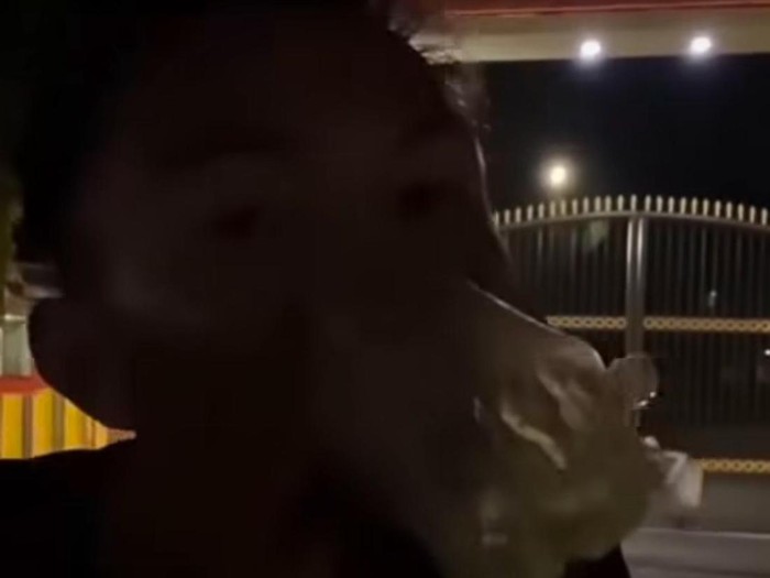 Pria yang diduga tengah membuat konten ngelem di depan Polda Sumut.