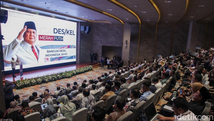 Sebanyak 1.348 pengurus Koperasi Desa Merah Putih menjalani pelatihan di Mandiri University, Jakarta. Koperasi ini ditargetkan menciptakan 2 juta lapangan pekerjaan.