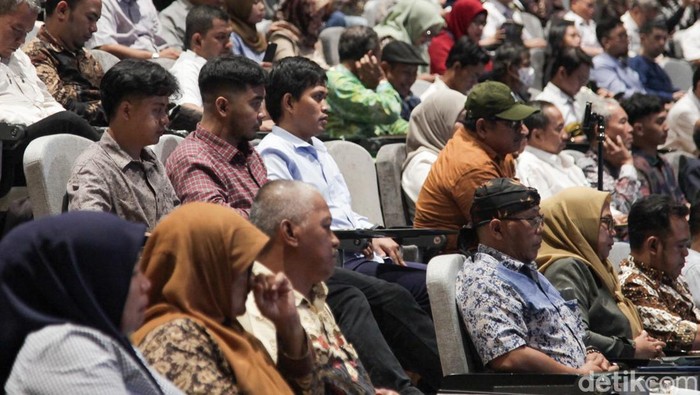 Koperasi Desa Merah Putih Ditargetkan Ciptakan 2 Juta Lapangan Kerja Sebanyak 1.348 pengurus Koperasi Desa Merah Putih menjalani pelatihan di Mandiri University, Jakarta. Koperasi ini ditargetkan menciptakan 2 juta lapangan pekerjaan.