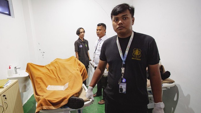 Petugas medis mengevakuasi korban kebakaran kapal tanker MT Federal II di RS Mutiara Aini Batam, Kepulauan Riau, Selasa (24/6/2025). Kebakaran kapal tanker yang terjadi saat proses docking di galangan kapal PT ASL tersebut mengakibatkan lima orang pekerja mengalami luka bakar dan empat orang meninggal dunia. ANTARA FOTO/Teguh Prihatna/bar