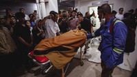 Kebakaran kapal tanker yang terjadi saat proses docking di galangan kapal PT ASL tersebut mengakibatkan lima orang pekerja mengalami luka bakar dan empat orang meninggal dunia. Foto: ANTARA FOTO/Teguh Prihatna