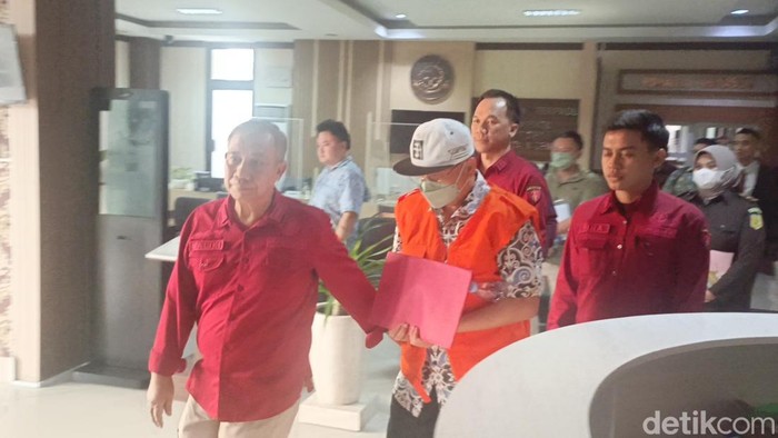 Direktur PT MMS, FS, yang merupakan tersangka dugaan korupsi Plaza Klaten saat digelandang di kantor Kejati Jateng, Semarang, Rabu (25/6/2025).