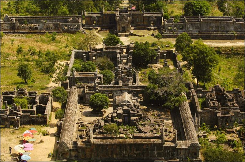 Preah Vihear bukan sekadar bangunan kuno. Letaknya yang dramatis di ketinggian lebih dari 500 meter di atas permukaan laut memberikan pemandangan spektakuler ke dataran rendah Kamboja, menjadikannya salah satu situs kuil paling mencolok di Asia Tenggara. Photo by Satoshi Takahashi/LightRocket via Getty Images