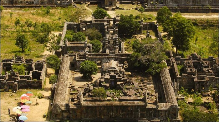Preah Vihear bukan sekadar bangunan kuno. Letaknya yang dramatis di ketinggian lebih dari 500 meter di atas permukaan laut memberikan pemandangan spektakuler ke dataran rendah Kamboja, menjadikannya salah satu situs kuil paling mencolok di Asia Tenggara. Photo by Satoshi Takahashi/LightRocket via Getty Images