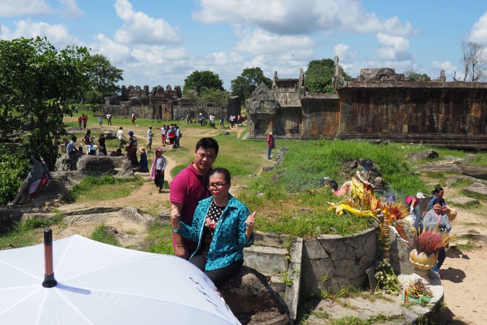 Preah Vihear bukan sekadar bangunan kuno. Letaknya yang dramatis di ketinggian lebih dari 500 meter di atas permukaan laut memberikan pemandangan spektakuler ke dataran rendah Kamboja, menjadikannya salah satu situs kuil paling mencolok di Asia Tenggara. Photo by Satoshi Takahashi/LightRocket via Getty Images
