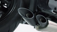 Soal jantung pacu, Pilder 125 mengandalkan mesin satu silinder berkapasitas 124,65 cc dengan semburan tenaga 12 daya kuda. Spesifikasi tersebut kurang lebih mirip Honda Vario 125 yang menggunakan mesin berkapasitas sama dan muntahan tenaga 11 daya kuda. Meski demikian, mesin yang tertanam di Pilder tentu terasa lebih ‘lemah’ dibandingkan Honda Vario 125. Sebab, motor Eropa itu punya bobot yang jauh lebih berat dan dimensi lebih besar. Foto: Doc. Leonart Motorcycle.