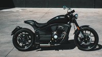 Menariknya, bagian depan menggunakan suspensi upside down 48 mm yang terbilang besar untuk motor di kelas 125 cc. Stangnya model Half Handlebars, membuat posisi berkendara lebih agresif namun tetap santai. Di belakang, Leonart memasang suspensi tunggal yang terhubung ke single-sided swingarm—fitur yang biasanya hanya ditemui di moge mahal. Foto: Doc. Leonart Motorcycle.