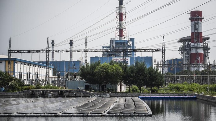 Petugas PLN berada di dekat area Pembangkit Listrik Tenaga Surya (PLTS) terapung Tambaklorok, Semarang, Jawa Tengah, Rabu (25/6/2025). PLTS terapung Tambaklorok yang dioperasikan oleh PLN Indonesia Power (PLN IP) itu memiliki kapasitas 561,60 kilowatt peak (kWp) yang mampu memproduksi listrik ramah lingkungan sebesar 787.400,60 kWh per tahun. ANTARA FOTO/Aprillio Akbar