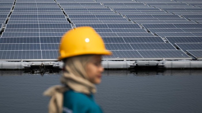 Listrik dari Atas Air, PLTS Terapung Tambaklorok Hasilkan Energi Bersih Petugas PLN berada di dekat area Pembangkit Listrik Tenaga Surya (PLTS) terapung Tambaklorok, Semarang, Jawa Tengah, Rabu (25/6/2025). PLTS terapung Tambaklorok yang dioperasikan oleh PLN Indonesia Power (PLN IP) itu memiliki kapasitas 561,60 kilowatt peak (kWp) yang mampu memproduksi listrik ramah lingkungan sebesar 787.400,60 kWh per tahun. ANTARA FOTO/Aprillio Akbar