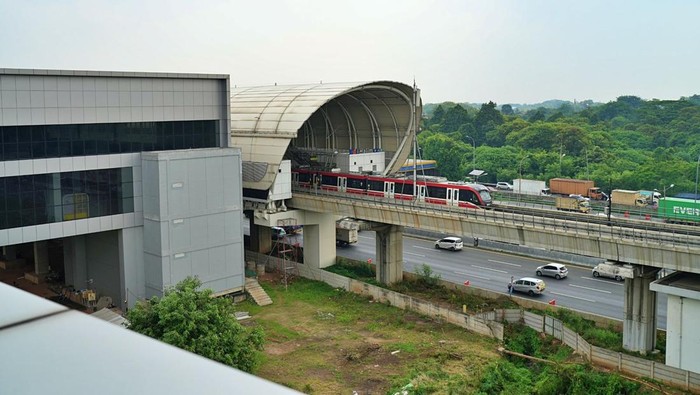 LRT Jabodebek Uji Coba Layanan Penitipan Barang di Stasiun Halim