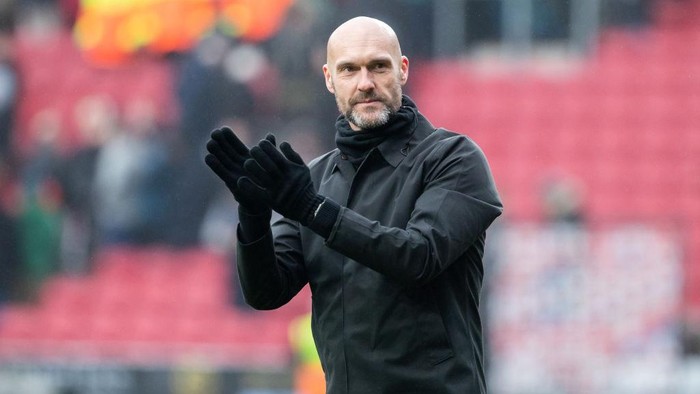 BRISTOL, ENGLAND - FEBRUARY 09: Luke Williams Manager of Swansea City celebrates at full time during the Sky Bet Championship match between Bristol City and Swansea City at Ashton Gate Stadium on February 09, 2025 in Bristol, England. (Photo by Athena Pictures/Getty Images)