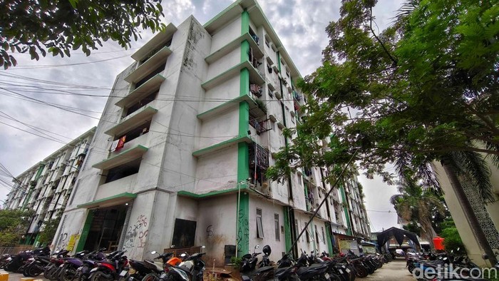 Melihat Kondisi Rusun Muara Baru yang Kian Memprihatinkan Kondisi rusun Muara Baru kian mengkhawatirkan. Retakan, bocor, dan kerusakan dibiarkan tanpa perbaikan, mengancam keselamatan penghuninya.