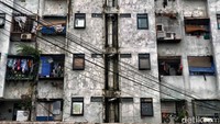 Kondisi rumah susun (rusun) di kawasan Muara Baru, Jakarta Utara, kian memprihatinkan. Bangunan yang seharusnya menjadi tempat tinggal layak bagi warga berpenghasilan rendah ini justru memperlihatkan tanda-tanda kerusakan serius.  