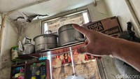 Pantauan di lapangan menunjukkan banyak bagian dinding rusun yang mengalami retak-retak cukup parah. Tidak hanya di bagian luar, retakan juga tampak jelas pada interior unit hunian, bahkan sebagian telah mengelupas.