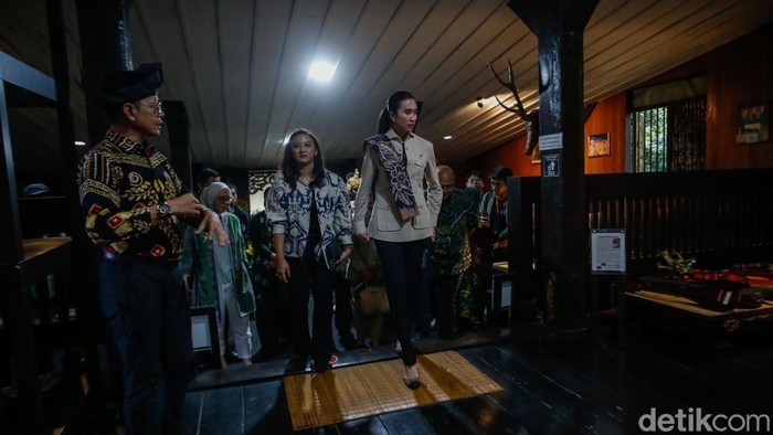 Melihat Rumah Adat Kalimantan Selatan di TMII Menteri Pariwisawa (Menpar) Widiyanti Putri meninjau Anjungan Kalimantan Selatan di TMII. Nuansa budaya dan keaslian rumah adat Banjar jadi sorotan utama kunjungannya.