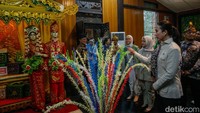 Dirinya melihat kekayaan budaya yang ditampilkan dalam setiap sudut bangunan.