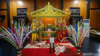 Detail interior seperti lampit rotan, lukisan motif khas Dayak, serta hiasan gantung memperkuat nuansa otentik dari anjungan ini.