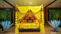 Nuansa budaya dan keaslian rumah adat Banjar menjadi sorotan dalam kunjungan Menpar Widyanti. Rumah ada inilah yang menjadi daya tarik utaram hingga Anjungan Kalsel mendapat penghargaan pada April 2025 lalu. Foto: Rifkianto Nugroho