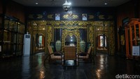 Suasana hangat ala kampung halaman terasa ketika memasuki ruang utama anjungan yang dilengkapi ornamen kayu ukir dan anyaman khas lokal.