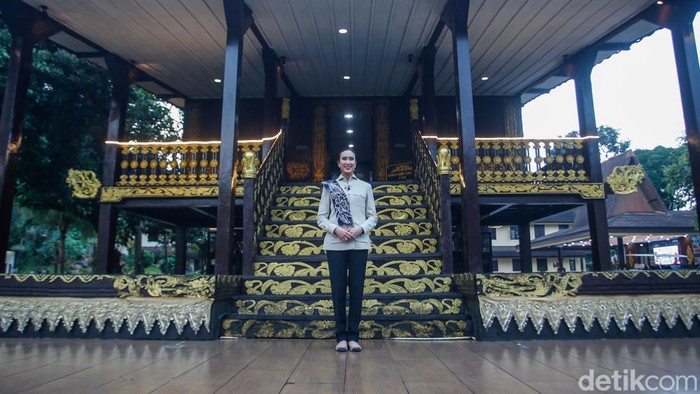 Melihat Rumah Adat Kalimantan Selatan di TMII Menteri Pariwisawa (Menpar) Widiyanti Putri meninjau Anjungan Kalimantan Selatan di TMII. Nuansa budaya dan keaslian rumah adat Banjar jadi sorotan utama kunjungannya.