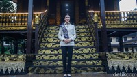 Menteri Pariwisata Widiyanti berswafoto di depan anjungan rumah adat Kalimantan Selatan di Taman Mini Indonesia Indah.