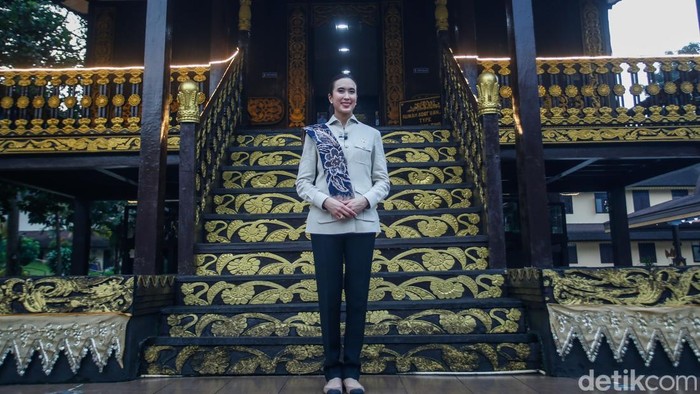 Melihat Rumah Adat Kalimantan Selatan di TMII Menteri Pariwisawa (Menpar) Widiyanti Putri meninjau Anjungan Kalimantan Selatan di TMII. Nuansa budaya dan keaslian rumah adat Banjar jadi sorotan utama kunjungannya.