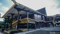 Anjungan Kalimantan Selatan dinobatkan sebagai penerima penghargaan Pradana Nitya Budaya dalam TMII Award atas keberhasilannya menjaga nilai budaya secara utuh.