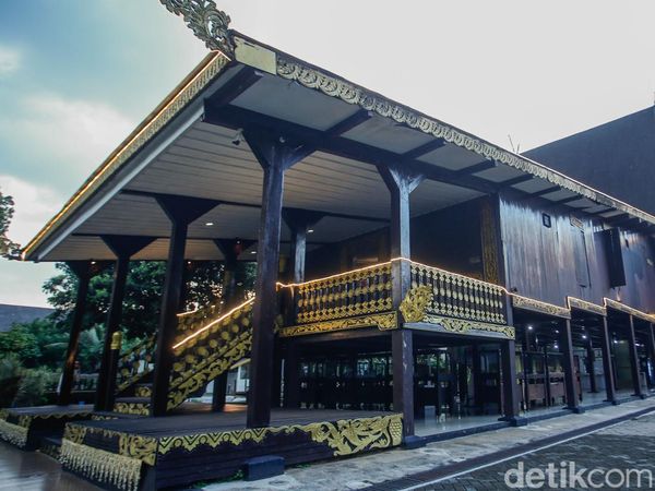 Melihat Rumah Adat Kalimantan Selatan di TMII