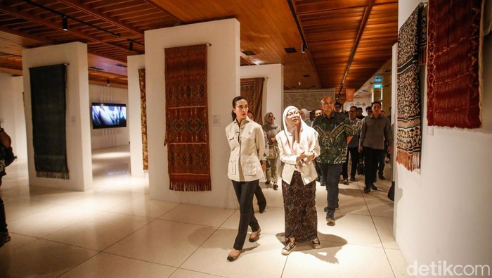 Mengenal Peta Sebaran Tenun Nusantara di TMII Menparekraf Widiyanti Putri meninjau koleksi kain tenun tradisional di Museum Indonesia, TMII. Setiap helai kain menyimpan makna dan kekayaan budaya Nusantara.