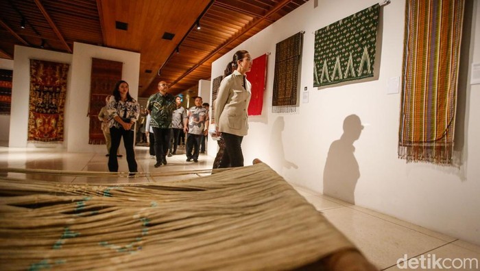 Mengenal Peta Sebaran Tenun Nusantara di TMII Menparekraf Widiyanti Putri meninjau koleksi kain tenun tradisional di Museum Indonesia, TMII. Setiap helai kain menyimpan makna dan kekayaan budaya Nusantara.