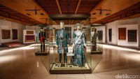 Di Museum Indonesia, TMII, pengunjung dapat melihat langsung kekayaan kain tenun dari Sabang hingga Merauke, mulai dari songket hingga ikat.