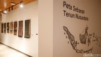 Tak hanya untuk keindahan, kain tenun juga mencerminkan status sosial, upacara adat, dan nilai-nilai lokal yang melekat pada kehidupan masyarakat daerah.