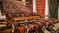 Widiyanti juga melihat langsung proses pembuatan tenun yang ditampilkan melalui instalasi interaktif, memberikan pengalaman edukatif bagi pengunjung TMII.