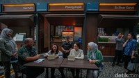 Di sela kunjungan, Widiyanti menyapa pengunjung dan pelaku UMKM yang berjualan di area TMII, sambil mendorong peran ekonomi kreatif lokal dalam mendukung pariwisata berkelanjutan.