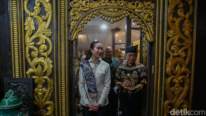 Menpar Widiyanti Tinjau Kesiapan TMII Sambut Libur Panjang Menteri Pariwisata Widiyanti meninjau kesiapan TMII jelang libur panjang. Fasilitas dinilai siap menyambut hingga 200 ribu wisatawan.