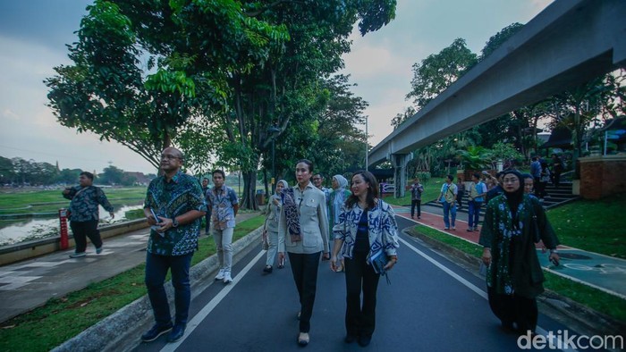 Menpar Widiyanti Tinjau Kesiapan TMII Sambut Libur Panjang Menteri Pariwisata Widiyanti meninjau kesiapan TMII jelang libur panjang. Fasilitas dinilai siap menyambut hingga 200 ribu wisatawan.