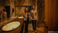 Saat meninjau fasilitas sanitasi, Widiyanti memeriksa langsung kondisi toilet umum, memastikan fasilitas bersih, berfungsi optimal, dan ramah bagi penyandang disabilitas.