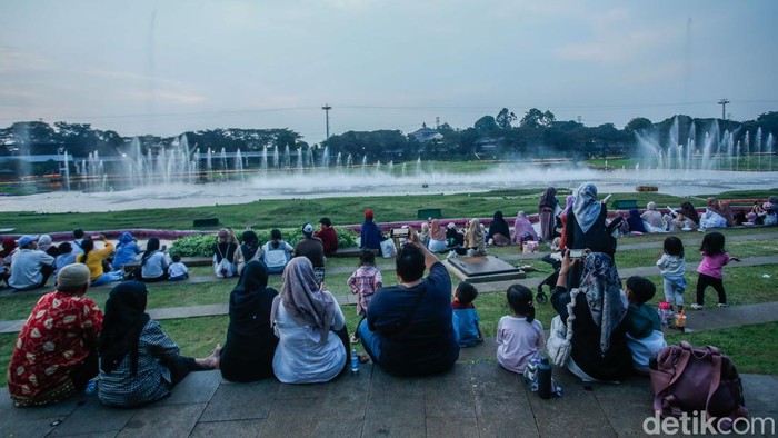 Menpar Widiyanti Tinjau Kesiapan TMII Sambut Libur Panjang Menteri Pariwisata Widiyanti meninjau kesiapan TMII jelang libur panjang. Fasilitas dinilai siap menyambut hingga 200 ribu wisatawan.